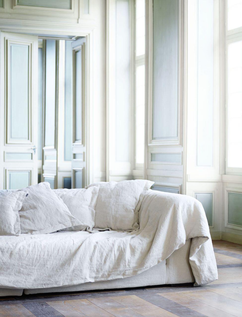 Solid Wave Sofa mit Decke und Kissen in weißem Leinenstoff